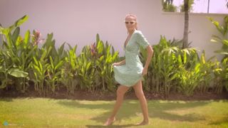 Молодая девка раздевается в саду у дома догола и показывает свои классные титьки