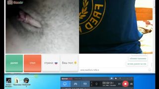 Девка переписывается с парнем в видео чате и теребит пальчиками розовую письку