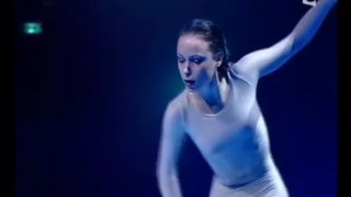 Молодая гимнастка красиво и сексуально выступает в цирке