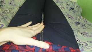 Девушка мастурбирует в своей комнате пока родители готовят завтрак