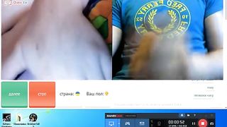 Юная девка использует чат-рулетку чтоб мастурбировать и глазеть на члены парней