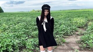 Выебал в поле грудастую телку в ротик